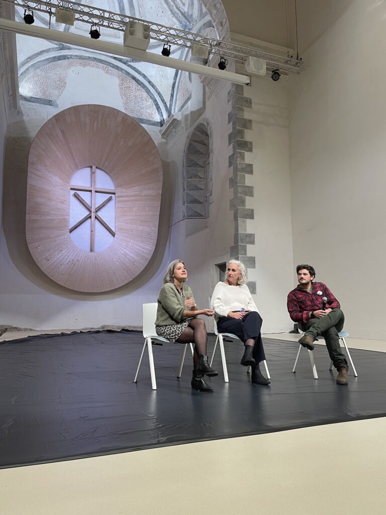 Echange avec le public à l'issue de la représnetation au CIAP Les Récollets. Mariette Navarro, Catherine Mouriec et Patxi Uzcudun.